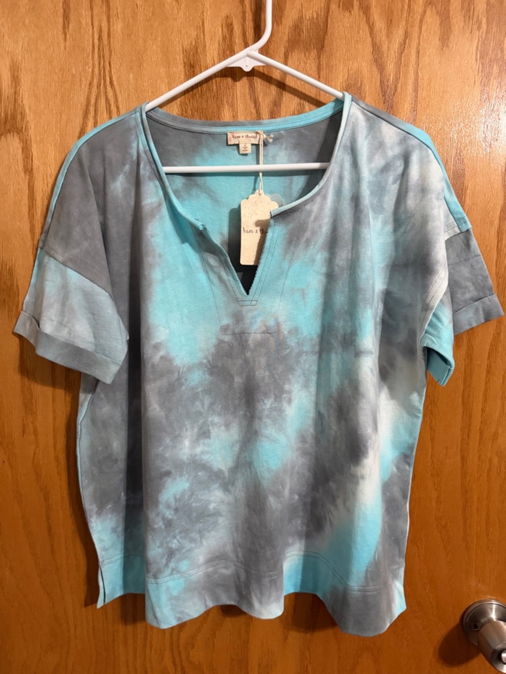Hem & Thread Short Sleeve V-Neck Tie-Dye Top in Aqua & Gray